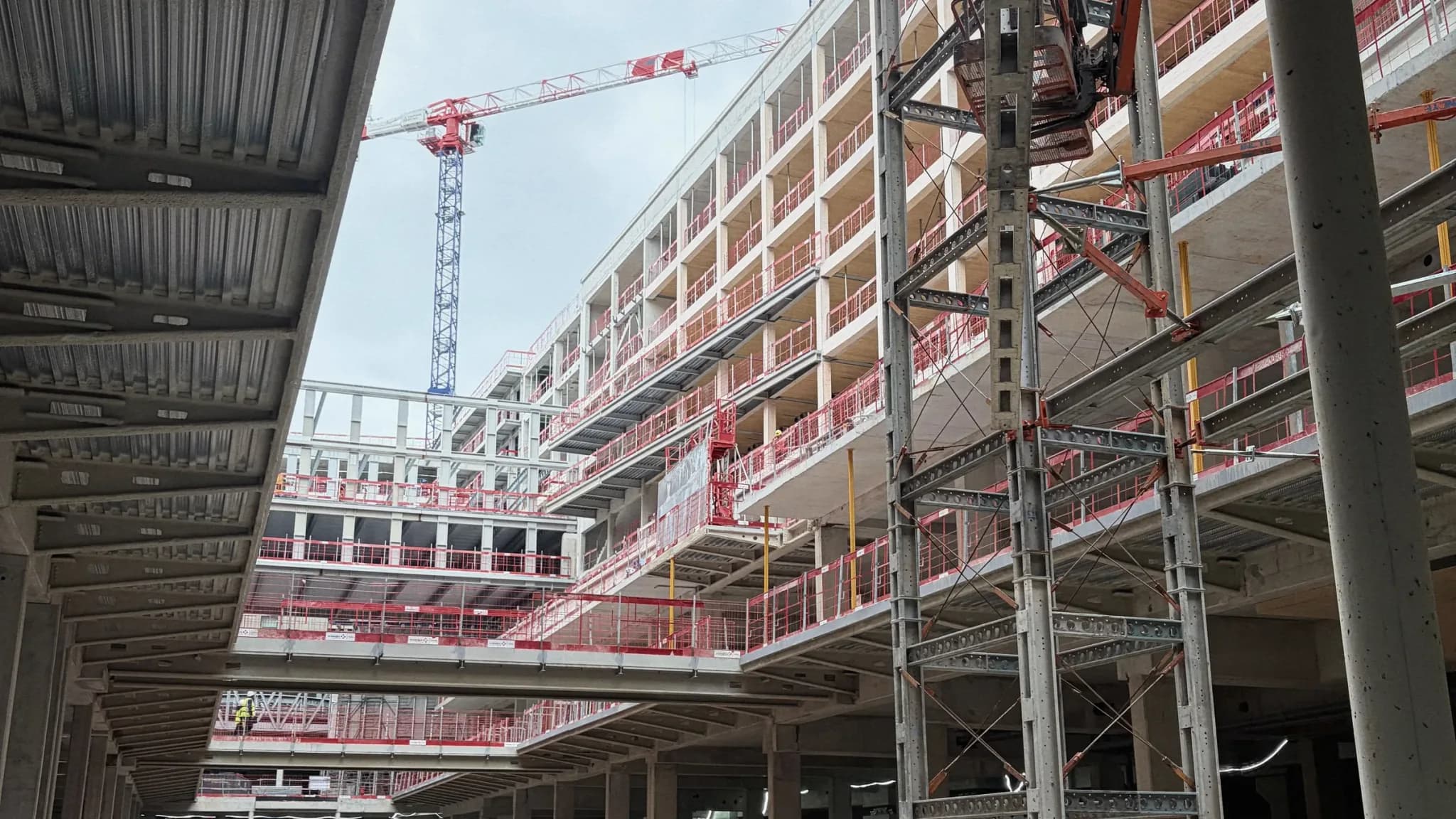 Un chantier en cours, sous les grues