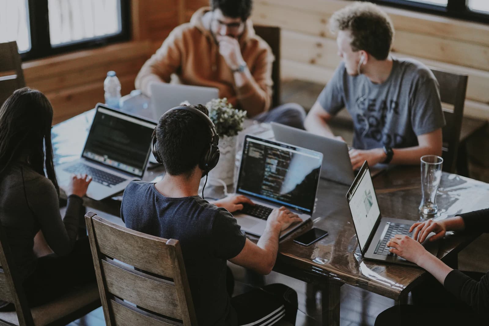 Une équipe au travail, réunie autour d'une même table.